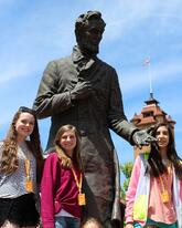Springfield - Girls with Lincoln Statue